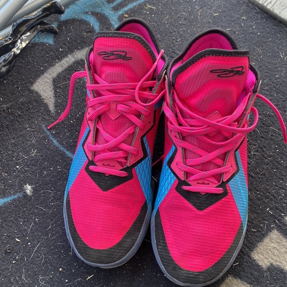 Lebron 18’s low, Fireberry colorway - Picture 4 of 4